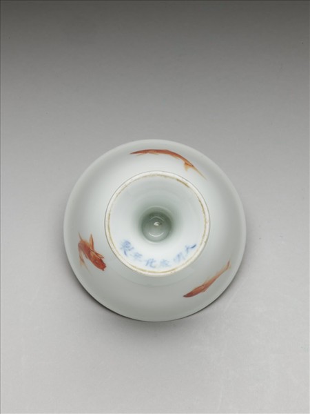 描紅三魚紋高足杯