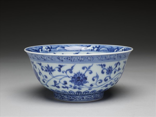 青花纏枝花卉紋碗