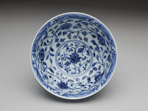 青花纏枝花卉紋碗