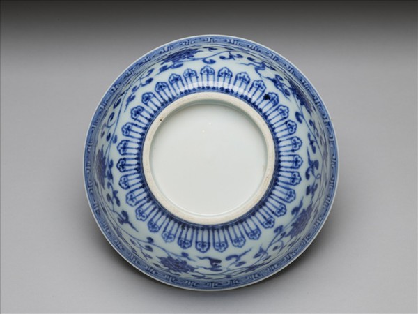 青花纏枝花卉紋碗