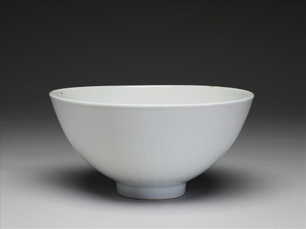 甜白釉花卉紋碗