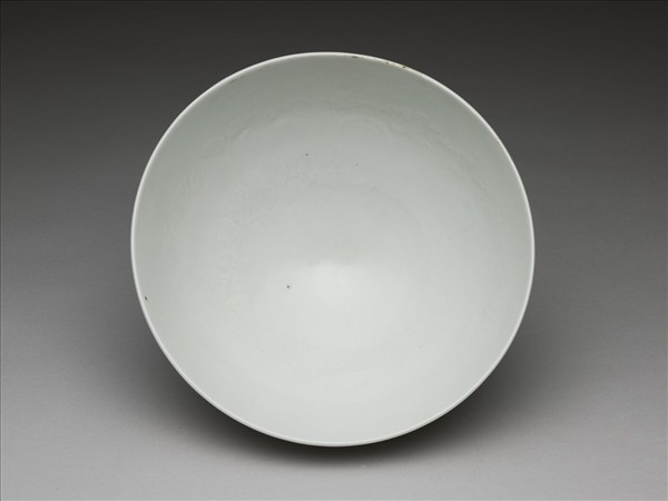 甜白釉花卉紋碗