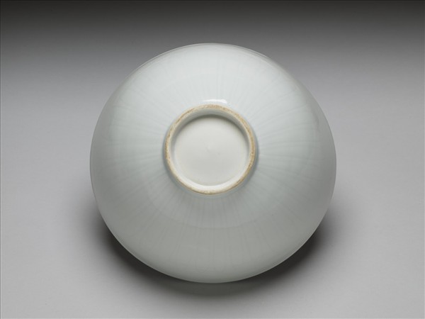 甜白釉花卉紋碗