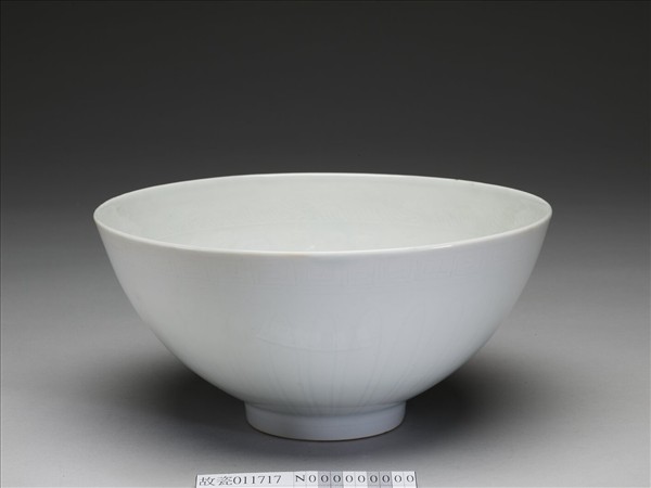 甜白釉花卉紋碗