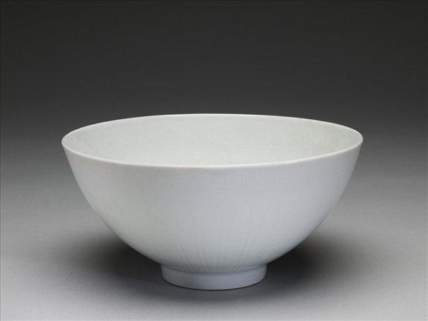 甜白釉花卉紋碗