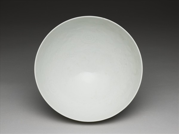 甜白釉花卉紋碗