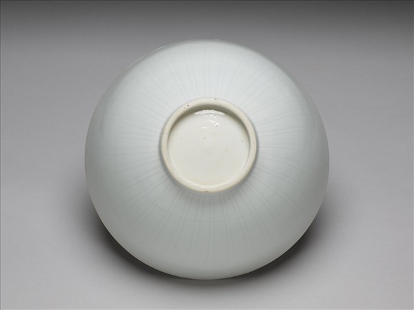 甜白釉花卉紋碗