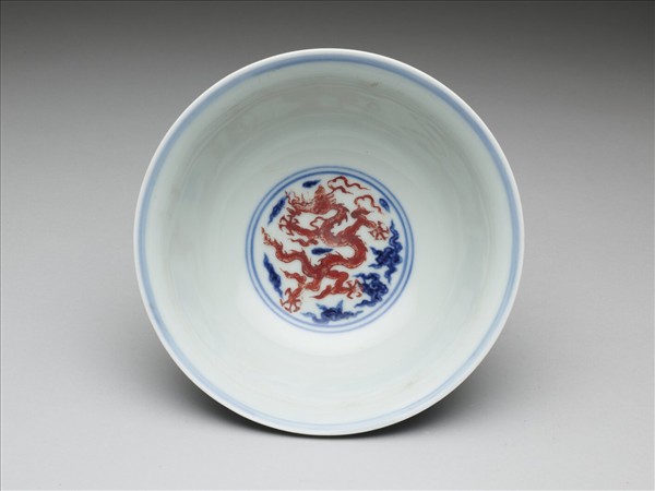 青花紅彩雲龍紋碗