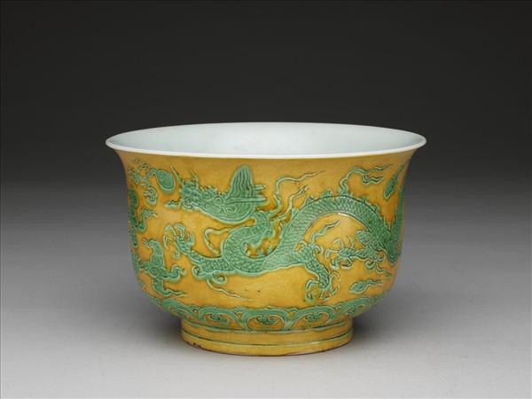 黃地綠彩龍紋仰鐘式碗
