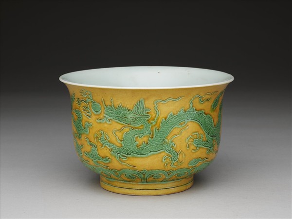 黃地綠彩龍紋仰鐘式碗