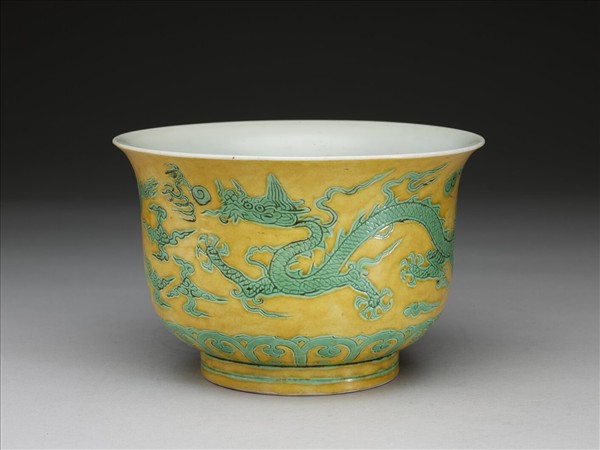 黃地綠彩龍紋仰鐘式碗