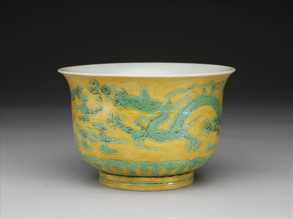 黃地綠彩龍紋仰鐘式碗