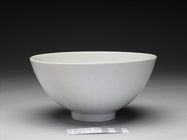 甜白釉花卉紋碗