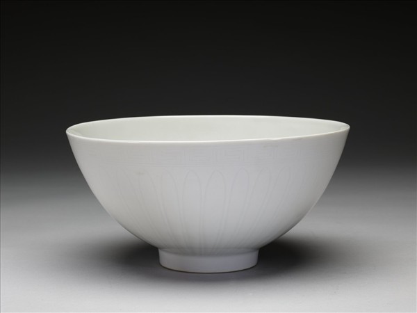 甜白釉花卉紋碗