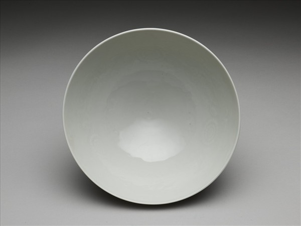 甜白釉花卉紋碗