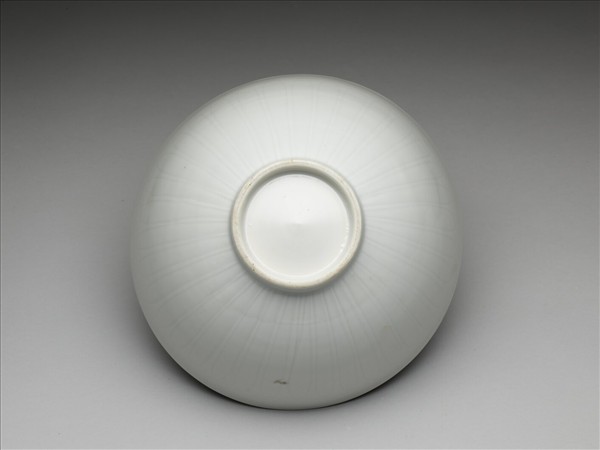 甜白釉花卉紋碗