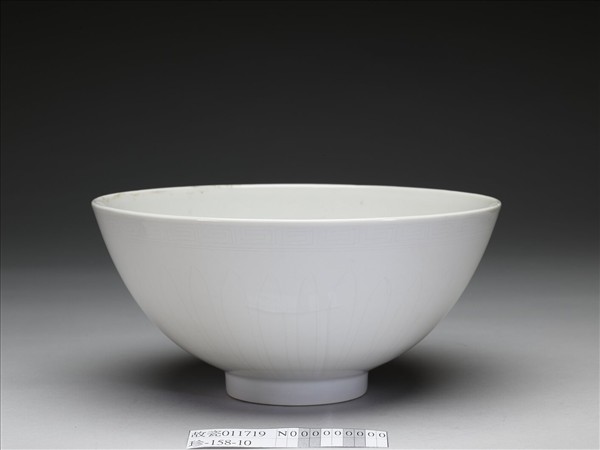 甜白釉花卉紋碗