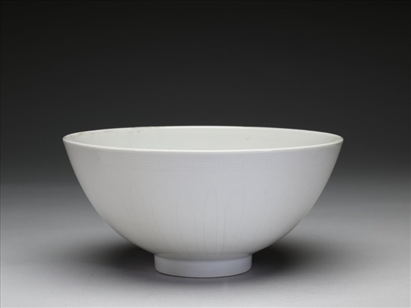 甜白釉花卉紋碗