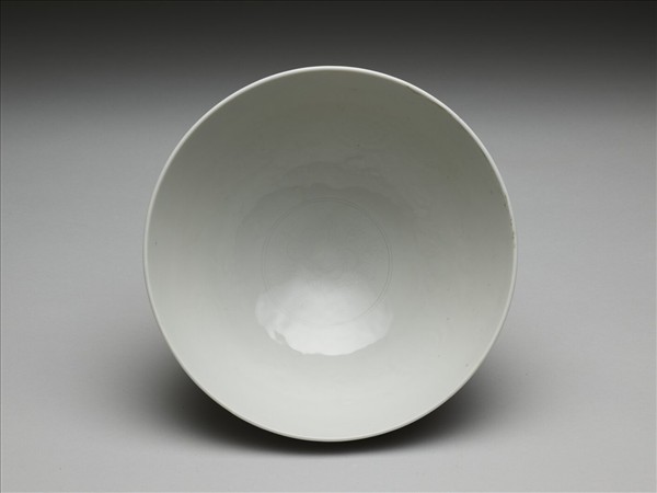 甜白釉花卉紋碗