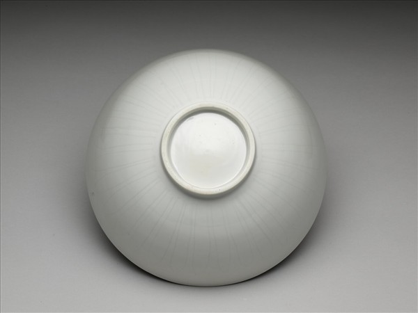 甜白釉花卉紋碗