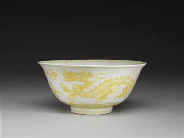 黃彩龍紋碗