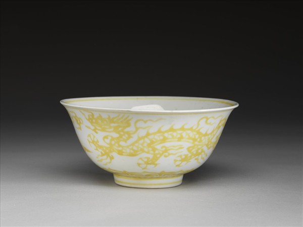 黃彩龍紋碗
