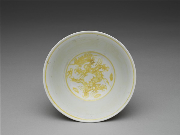 黃彩龍紋碗