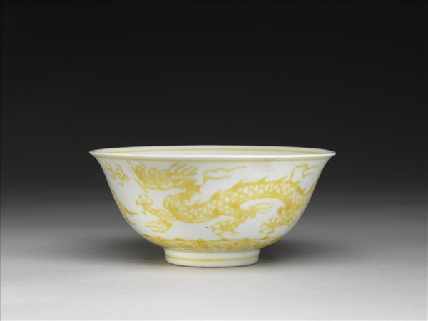 黃彩龍紋碗