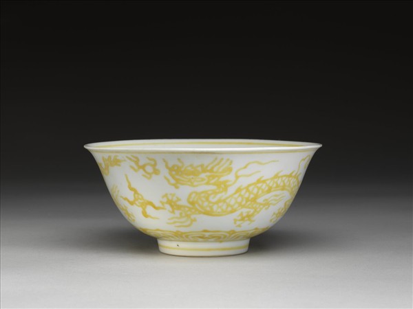 黃彩龍紋碗