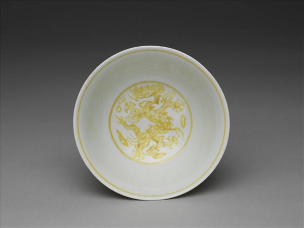 黃彩龍紋碗