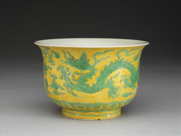 黃地綠彩龍紋仰鐘式碗