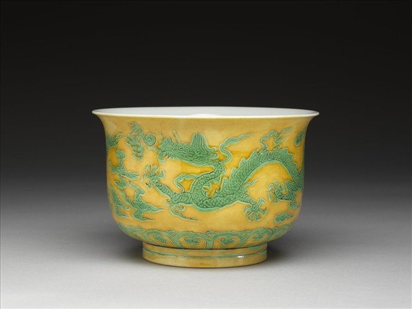 黃地綠彩龍紋仰鐘式碗