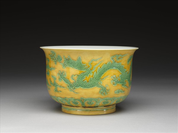 黃地綠彩龍紋仰鐘式碗