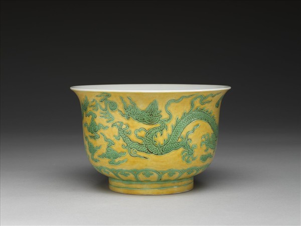 黃地綠彩龍紋仰鐘式碗