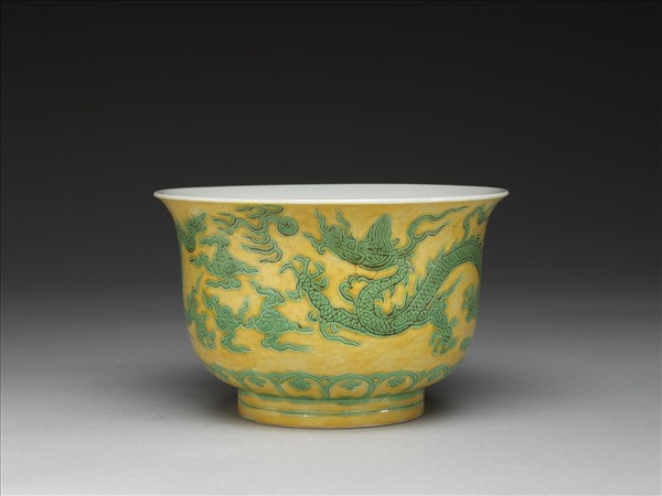 黃地綠彩龍紋仰鐘式碗