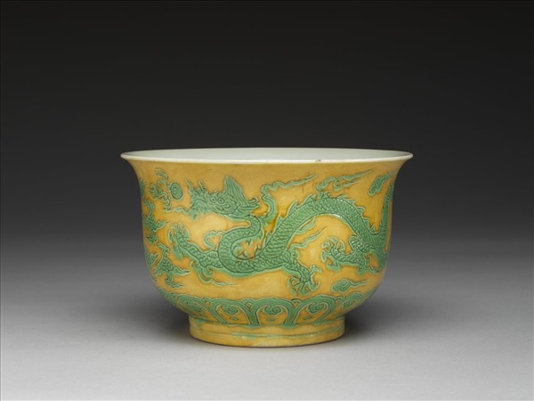 黃地綠彩龍紋仰鐘式碗