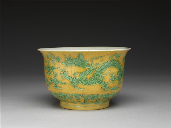 黃地綠彩龍紋仰鐘式碗