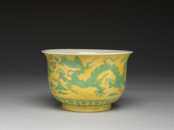 黃地綠彩龍紋仰鐘式碗