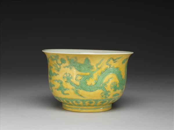 黃地綠彩龍紋仰鐘式碗