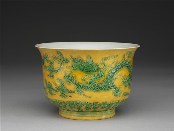 黃地綠彩龍紋仰鐘式碗