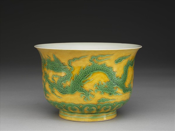 黃地綠彩龍紋仰鐘式碗