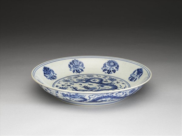 青花纏枝番蓮龍紋盤