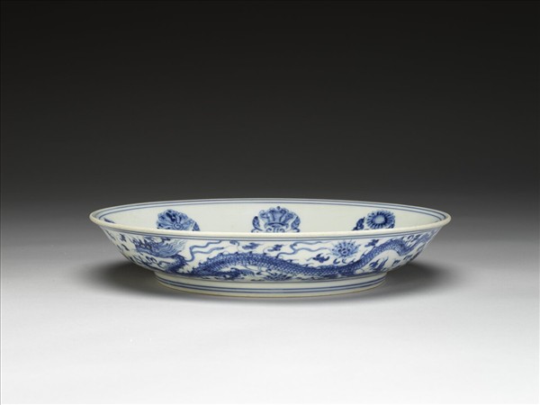 青花纏枝番蓮龍紋盤