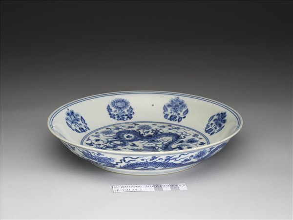青花纏枝番蓮龍紋盤
