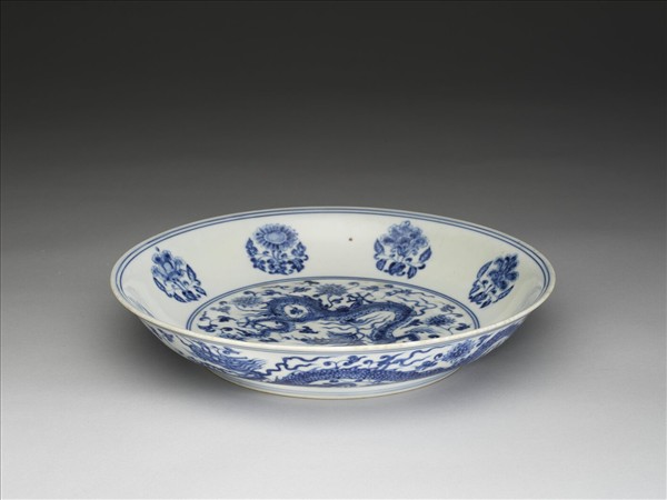 青花纏枝番蓮龍紋盤