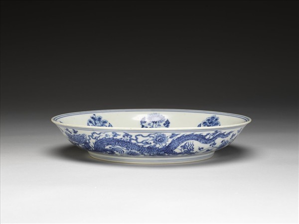 青花纏枝番蓮龍紋盤