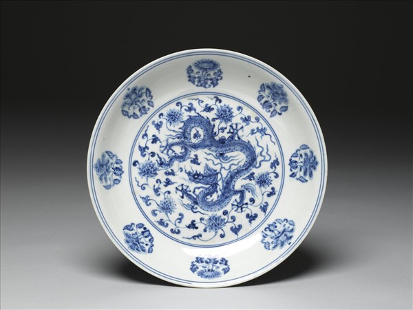 青花纏枝番蓮龍紋盤