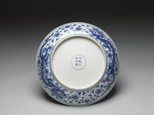 青花纏枝番蓮龍紋盤