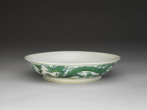 填綠彩釉戲珠龍紋盤