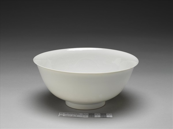 甜白釉印花龍紋碗